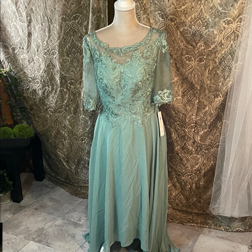 Elegant Seafoam Lace Maxi Dress size 12
